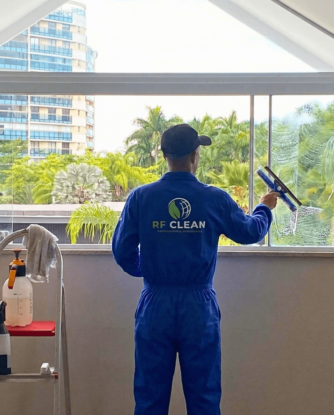 Profissional RF Clean limpando vidros após obra